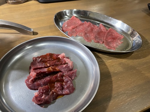 炙っ亭のお肉の写真です