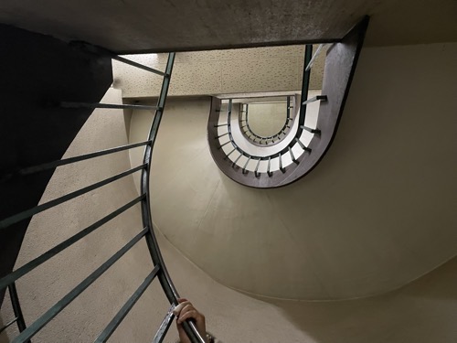 八戸の螺旋階段の写真です
