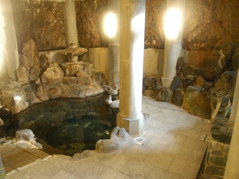 中嶋旅館の天然岩風呂の写真です